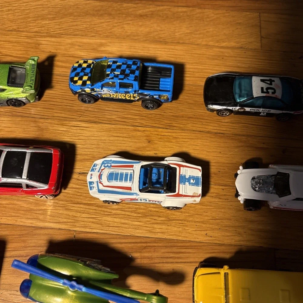 Lot Of 35 Hot Wheels/Matchbox diecast toy cars, trucks, buses